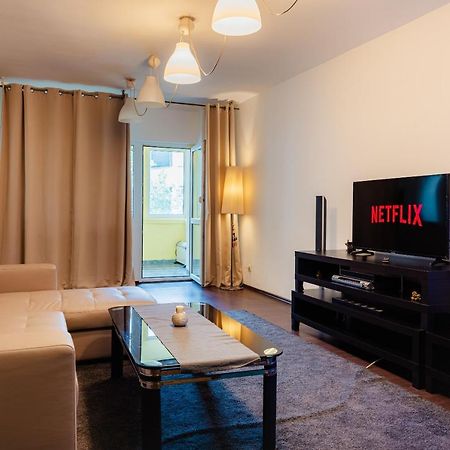 Comfy Apartment With Private Parking And Netflix Bucarest Exterior foto