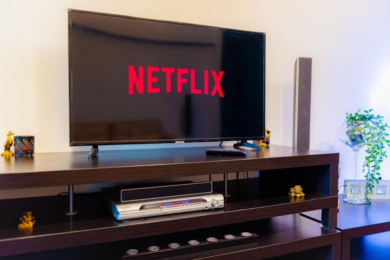 Comfy Apartment With Private Parking And Netflix Bucarest Exterior foto